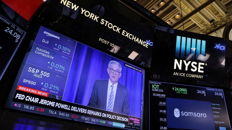 Un monitor de televisión en el patio de negociación de la Bolsa de Nueva York (NYSE, en sus siglas en inglés), en Wall Street, ofrece la imagen del presidente de la Reserva Federal, Jerome Powell, informando de las decisiones del banco central estadounide