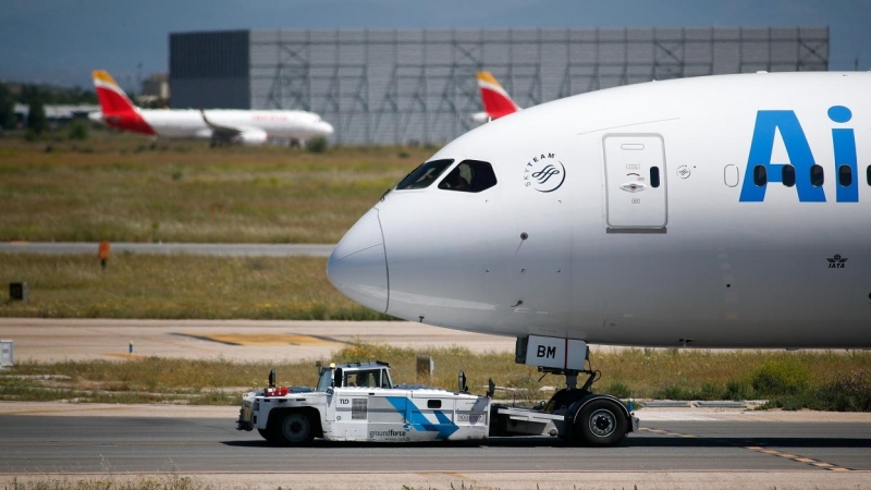 Un avión de Air Europa remolcado por la pista en la terminal 4 del Aeropuerto de Madrid-Barajas Adolfo Suárez, con un aparato de Iberia al fondo. E.P./Oscar J. Barroso