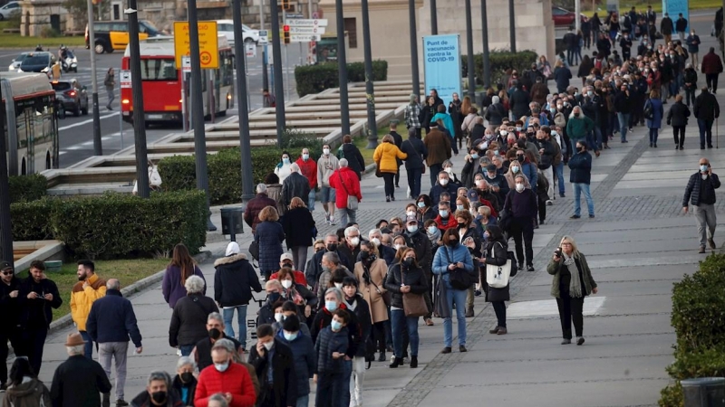 Largas colas a los centros de vacunación contra la pandemia de la covid el centro instalado en la Fira de Barcelona, coincidiendo con la tercera vacuna de refuerzo a los mayores de 60 años y el comienzo de la vacunación a los niños entre los 5 y los 11 añ