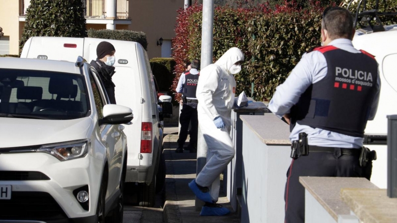 La Policía científica entra en la casa de Sant Joan le Fonts, en Girona, a 16 de diciembre de 2021.