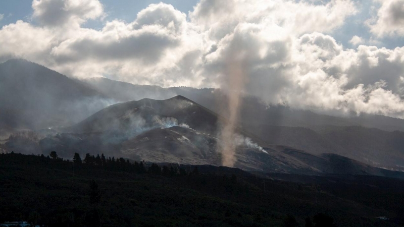 Imagen tomada desde la iglesia de Tajuya, en la que solo se aprecia en el volcán un ligera emisión de gases y remolino de polvo provocado por el calor que aún conservan las coladas.