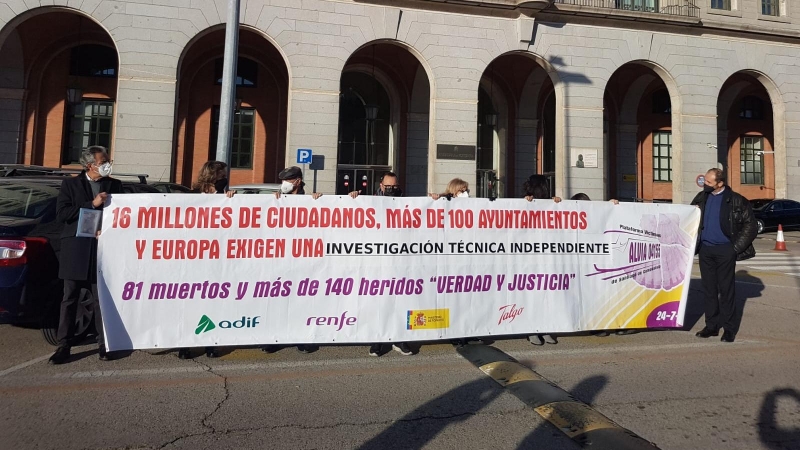 16/12/2021 Un grupo de personas de representantes de la Plataforma Víctimas Alvia 04155 con una pancarta