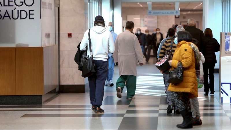 Interior del hospital Clínico de Santiago de Compostela, donde la dirección ha convocado a 300 especialistas en formación MIR a una PCR por causa de 11 contagios de covid relacionados con una cena reciente.