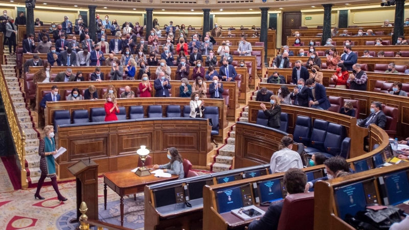 La ministra de Educación y FP, Pilar Alegría, tras intervenir en una sesión plenaria en el Congreso de los Diputados, a 16 de diciembre de 2021, en Madrid, (España).