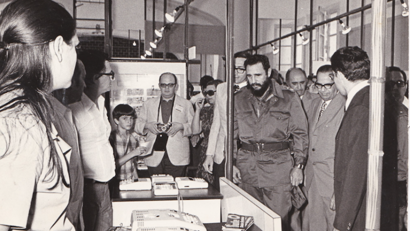 17/12/2021 Martin Guevara, muy cerca de Fidel Castro durante una visita a Industria Argentina