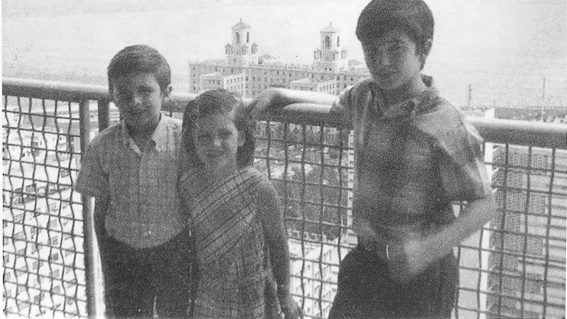 Martín Guevara (centro), junto a sus hermanos en el hotel Habana Libre.