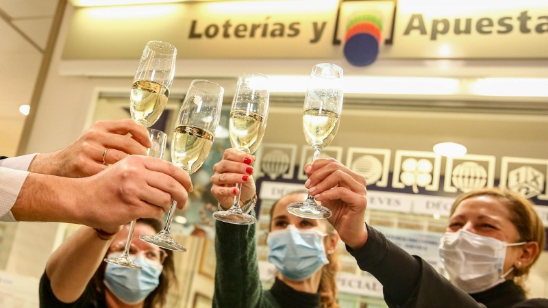 22/10/2020 Clientes y loteros de una administración de Lotería celebran que les tocara el Segundo Premio del Sorteo Extraordinario de Lotería de Navidad 2020