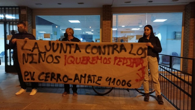 Vecinos con una pancarta reivindicando más pediatras ante el centro de salud de Amate de Sevilla