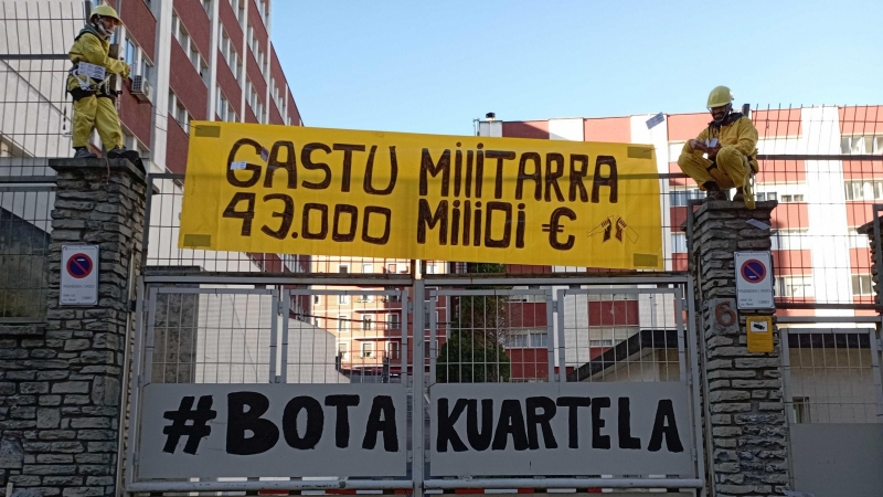Antimilitaristas pican los muros del Gobierno Militar de Bilbao