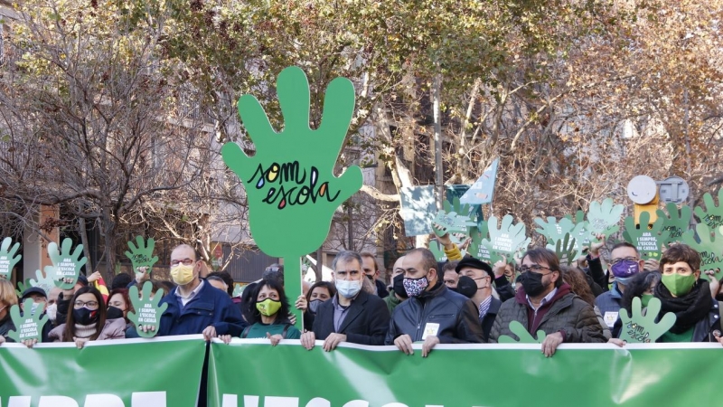 Som Escola i sindicats majoritaris, a la capçalera de la manifestació per la immersió en català.