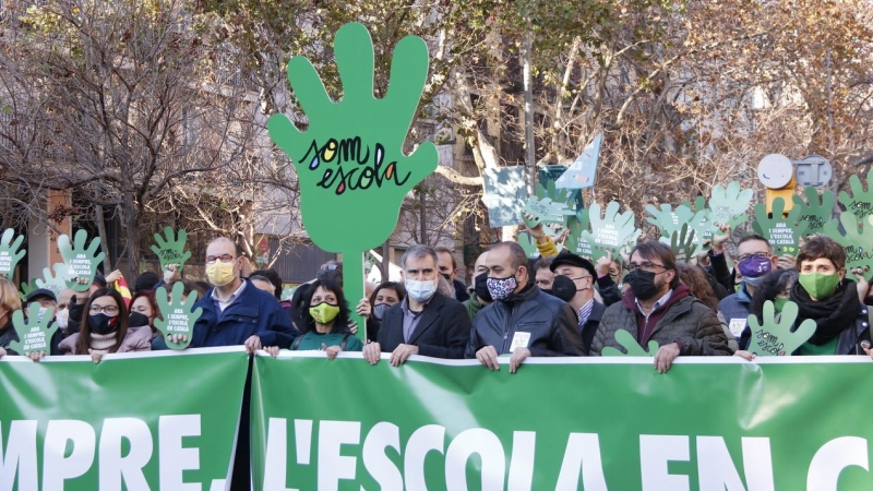 Som Escola i sindicats majoritaris, a la capçalera de la manifestació per la immersió en català.