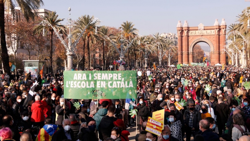 La manifestació convocada per Som escola amb l'Arc de Triomf de fons.