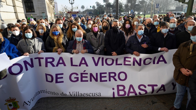 la concentración contra la violencia machista, este sábado en Santander, donde cientos de personas se han concentrado para expresar su 'dolor' por el asesinato de Eva Jaular y su hija de 11 meses.