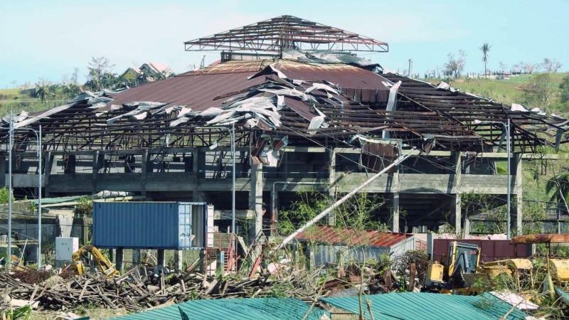 Una foto del folleto facilitada por la Guardia Costera de Filipinas (PCG) muestra una estructura dañada en el aeropuerto de la isla de Siargao, en el sur de Filipinas, azotada por el tifón, el 17 de diciembre de 2021