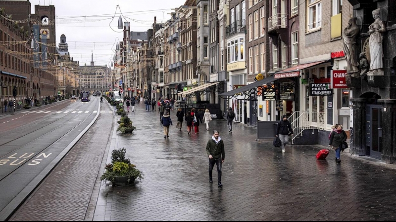 19/12/2021 Las calles de Ámsterdam, prácticamente vacías tras la entrada en vigor del confinamiento estricto en los Países Bajos