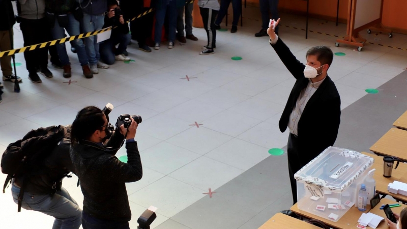 Gabriel Boric vota durante la segunda vuelta de las elecciones presidenciales.