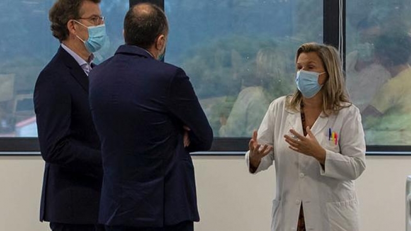 Feijóo (izquierda) y Eloína Núñez (centro), durante una visita del primero al Hospital Clínico de Santiago en octubre del año pasado.