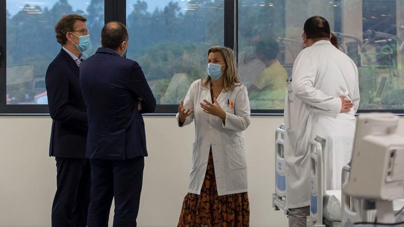 Feijóo (izquierda) y Eloína Núñez (centro), durante una visita del primero al Hospital Clínico de Santiago en octubre del año pasado.