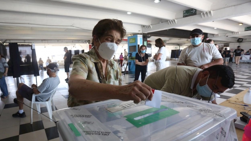 Una mujer vota este domingo en la segunda vuelta de las elecciones presidenciales, en la comuna Macul de Santiago, en Chile.