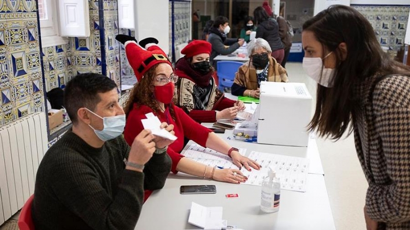 Los chilenos residentes en Madrid votan en las elecciones presidenciales.