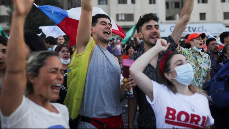 Simpatizantes de Gabriel Boric celebran en Santiago de Chile su victoria en las elecciones presidenciales.