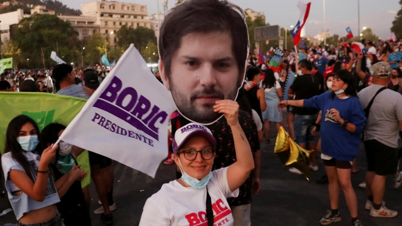 Una simpatizante de Gabriel Boric celebra su victoria en las elecciones presidenciales de Chile, en Santiago.