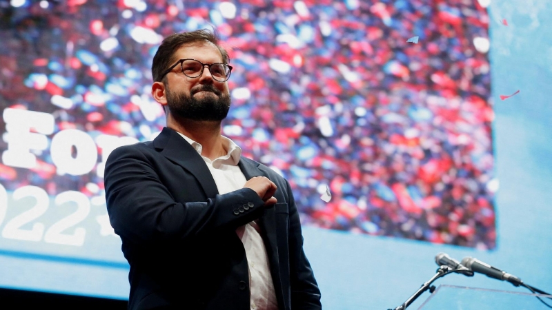 Gabriel Boric celebra la victoria en las elecciones presidenciales de Chile, en Santiago.