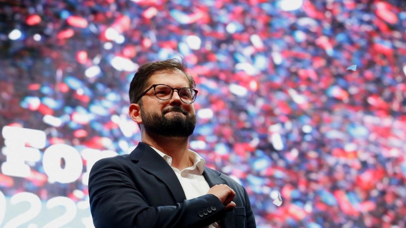 Gabriel Boric celebra la victoria en las elecciones presidenciales de Chile, en Santiago.