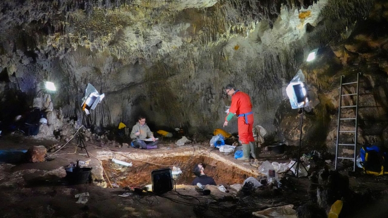 Toma de muestras en los estratos de sedimentos en la Galería de las Estatuas.