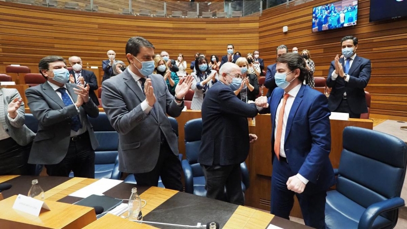 El presidente de la Junta de Castilla y León, Alfonso Fernández Mañueco (d), y el vicepresidente y portavoz, Francisco Igea (2d), tras la sesión plenaria en las Cortes de Castilla y León, en Valladolid, Castilla y León, (España), a 22 de marzo de 2021.