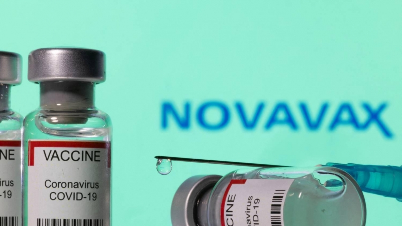 Un vial de vacuna contra la covid-19 con el logo de Novavax de fondo este lunes 20 de diciembre de 2021.
