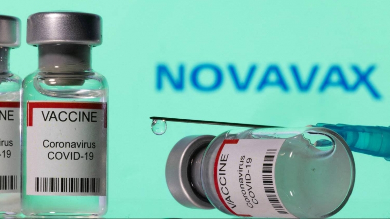 Un vial de vacuna contra la covid-19 con el logo de Novavax de fondo este lunes 20 de diciembre de 2021.