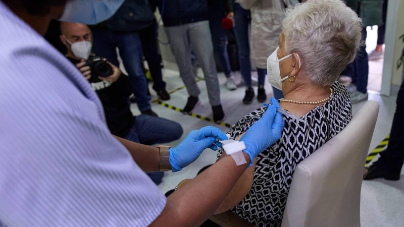 Una sanitaria vacuna a una mujer en la Residencia de Mayores Vista Alegre, a 22 de septiembre de 2021, en Madrid, (España).