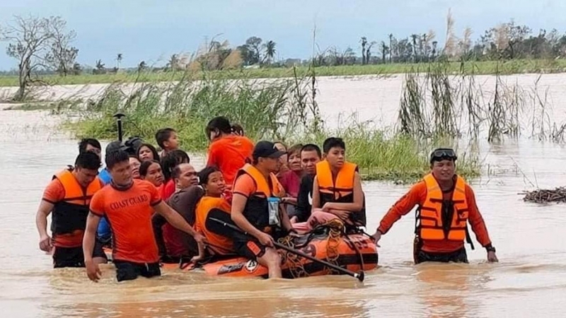 Guardacostas rescatan a varias personas de una zona inundada.
