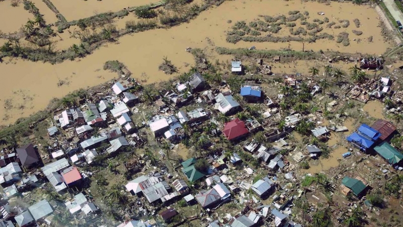Las inundaciones y los corrimientos de tierra tras el tifón.