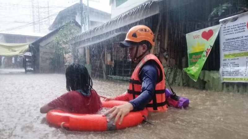 Los guardacostas rescatan a una niña de las inundaciones.