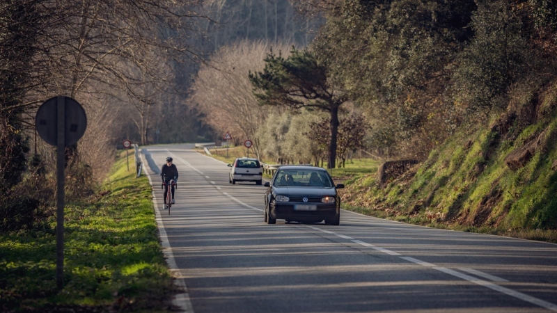 Ciclista en carretera