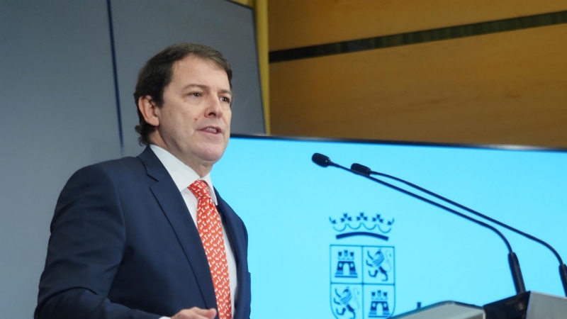 El presidente de la Junta de Castilla y León, Alfonso Fernández Mañueco, hace una declaración a la prensa para anunciar la convocatoria de elecciones anticipadas, este lunes, en Valladolid.