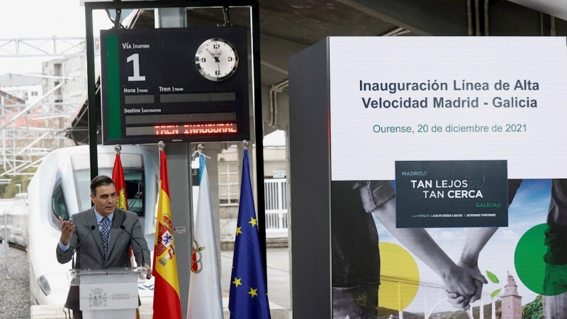 20/12/2021 El presidente del Gobierno, Pedro Sánchez, pronuncia unas palabras tras la llegada del tren de alta velocidad a la estación de Ourense
