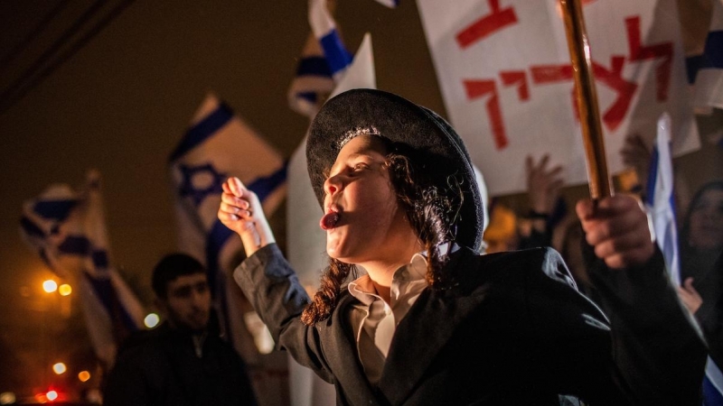 Manifestantes de derecha participan en una protesta tras un ataque con puñaladas en el barrio de Sheikh Jarrah, a 8 de diciembre de 2021 en Jerusalén.