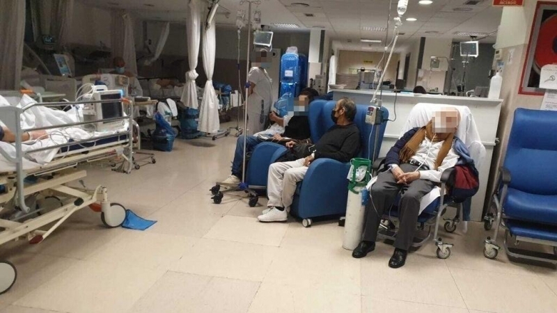 Imagen del interior del Hospital La Paz, donde la falta de medios lleva a que pacientes ocupen sillones y no camas.