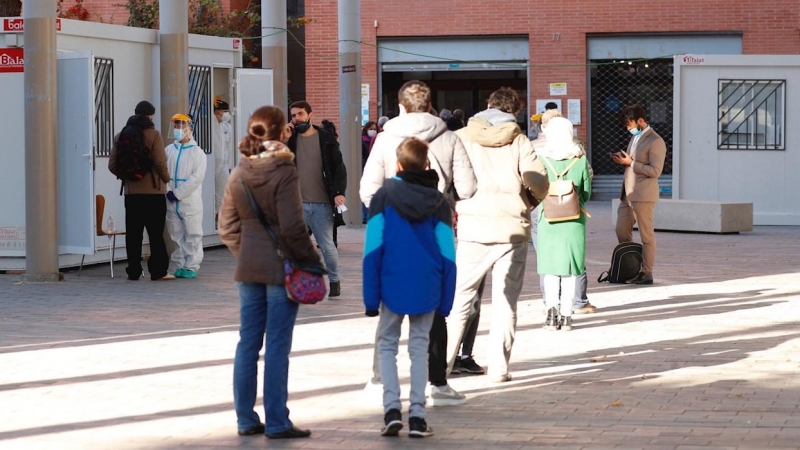 Varias personas hacen cola para realizarse una PCR en el Cap Villa Olímpica de Barcelona este lunes.