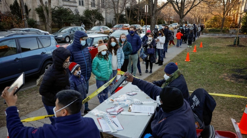 Ciudadanos hacen una gran cola para hacerse test de diagnóstico covid-19 de cara a la Navidad en Washington.