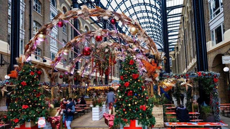 Puestos navideños en Londres con poca gente en plena ola de contagios por covid-19 este 19 de diciembre de 2021.