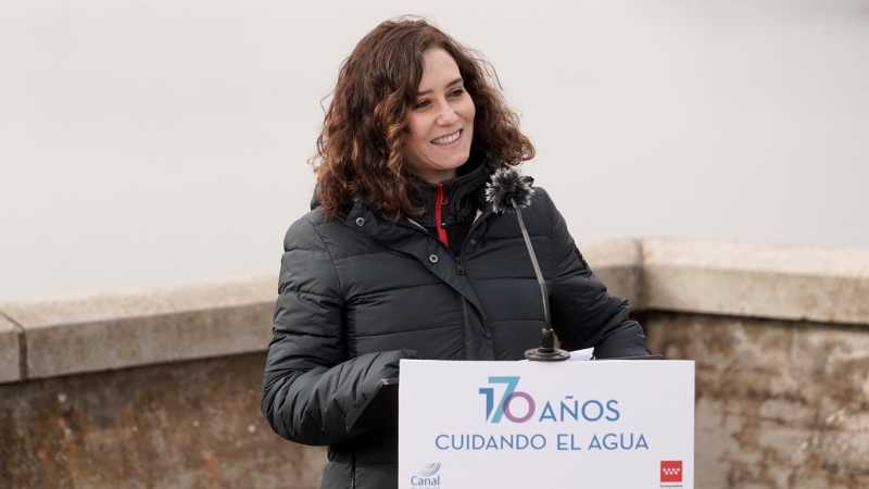 La presidenta de la Comunidad de Madrid, Isabel Díaz Ayuso (c), durante su visita este 20 de diciembre de 2021 a la presa del Atazar.