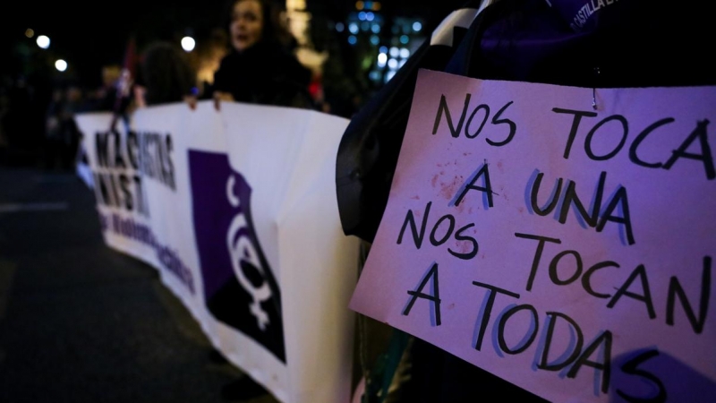 Una mujer sostiene un cartel en el que se lee 'Nos tocan a una, nos tocan a todas', en la manifestación en Madrid con motivo del Día Internacional para la Eliminación de la Violencia contra las Mujeres, en Madrid a 25 de noviembre de 2019.