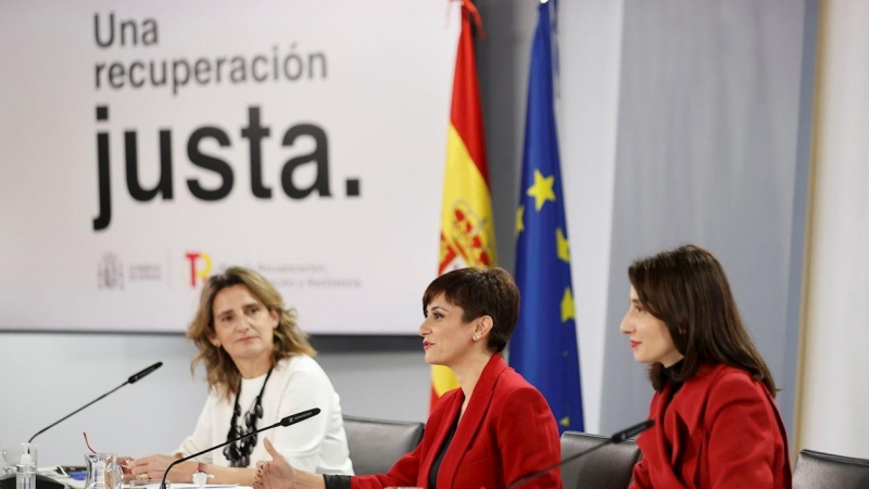 La vicepresidenta tercera del Gobierno y ministra para la Transición Ecológica y el Reto Demográfico, Teresa Ribera (i); la ministra de Política Territorial y portavoz del Gobierno, Isabel Rodríguez (c) y la ministra de Justicia, Pilar Llop durante la rue