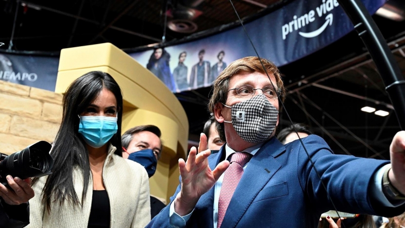 El alcalde de Madrid, José Luis Martínez-Almeida, prueba su puntería con un arco junto a la vicealcaldesa, Begoña Villacís (i), durante la inauguración de la feria de videojuegos y esports Amazon Gamergy Mapfre Edition, el pasado viernes.