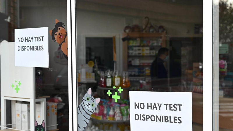Detalle de un cartel informativo sobre la no disponibilidad de test de antígenos a la venta en una farmacia de Madrid.