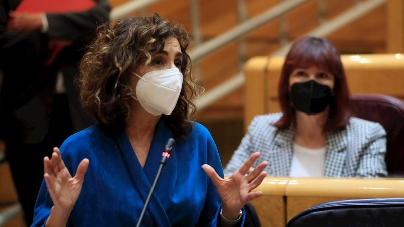 21/12/2021.- La ministra de Hacienda, María Jesús Montero, interviene durante la sesión de control al Gobierno celebrada este martes en el Senado. EFE/ Fernando Alvarado